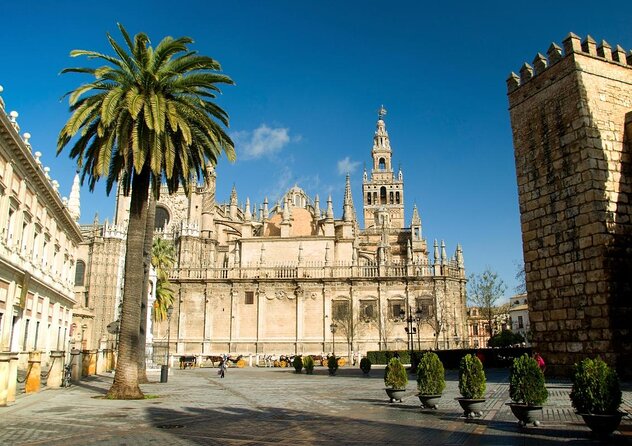 Seville Evening Historical Tour with Haunted History - Following the winding streets of Santa Cruz