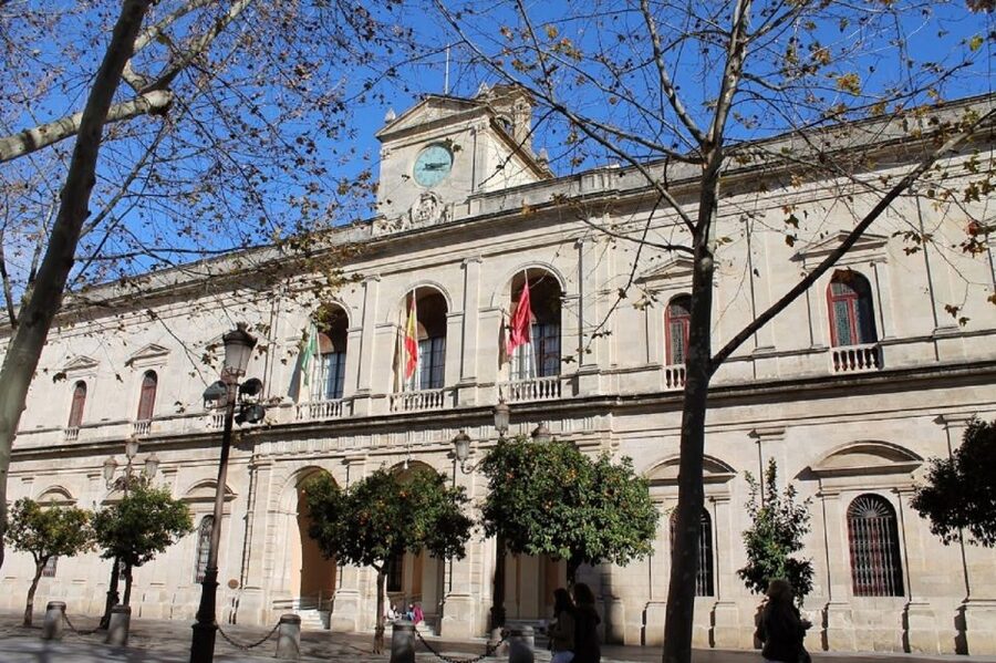 Seville: Paranormal Walking Tour in Spanish - What happens during the guided walk
