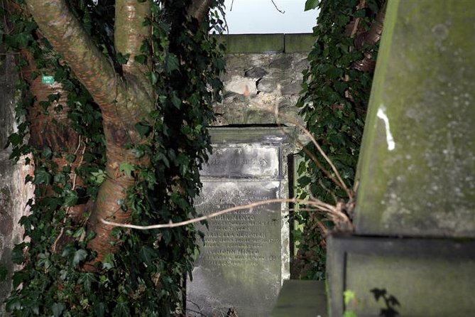 Small Group Edinburgh Underground Vaults & Graveyard Ghost Tour - What this Edinburgh ghost tour is really like