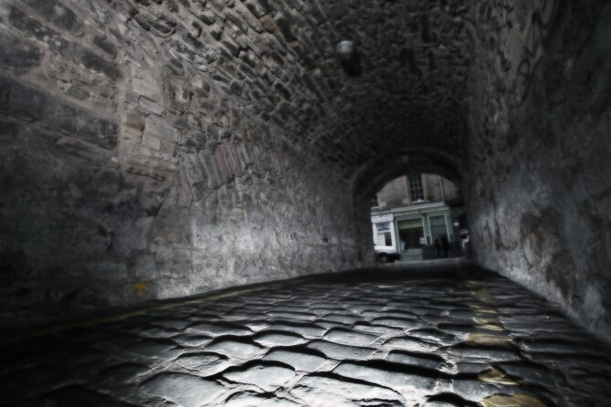 Small Group Edinburgh Underground Vaults & Graveyard Ghost Tour - Why the guide makes or breaks the evening