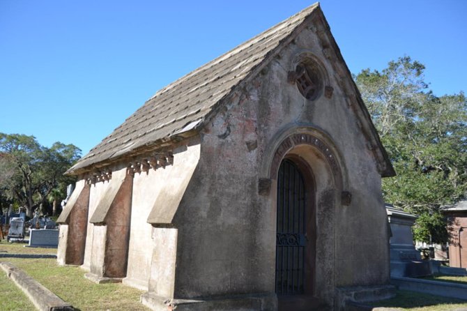 Small Group Ghost Tour Charleston: 60min of True Haunted History - Circular Church and a 1691 graveyard