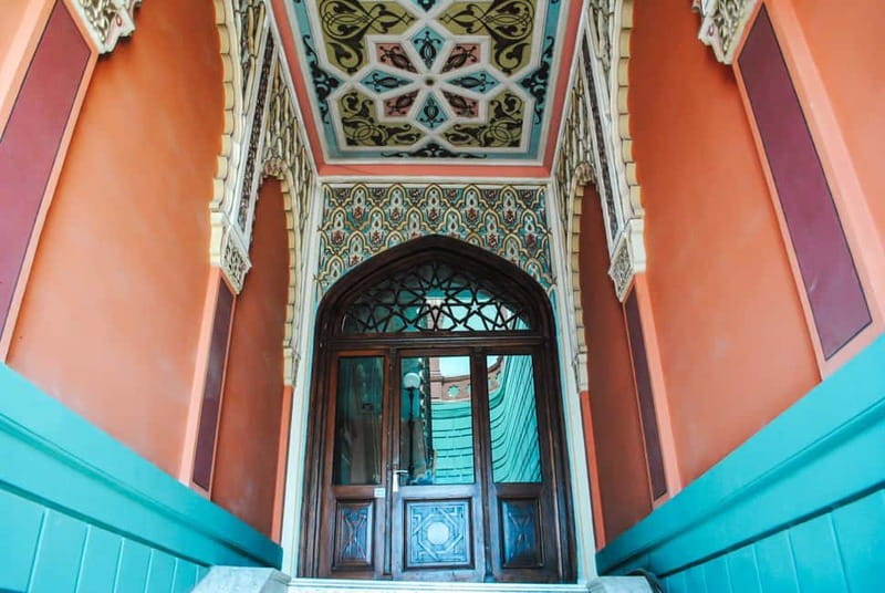 Sololaki - Urban Legends Walk of Bourgeoisie & Haunted Flats - Starting at Freedom Square and entering Sololaki