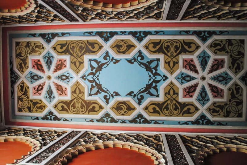 Sololaki - Urban Legends Walk of Bourgeoisie & Haunted Flats - Art Nouveau, Baroque, and Renaissance details
