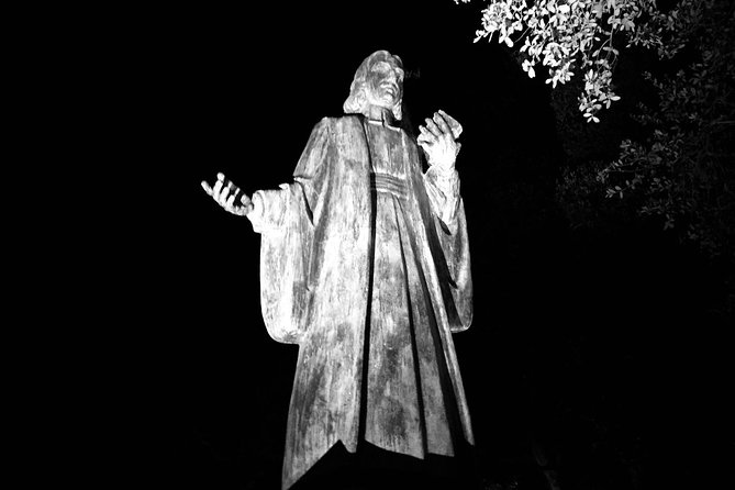 Spanish Moss Haunted Savannah Pub Crawl - Reynolds Square and the Olde Pink House