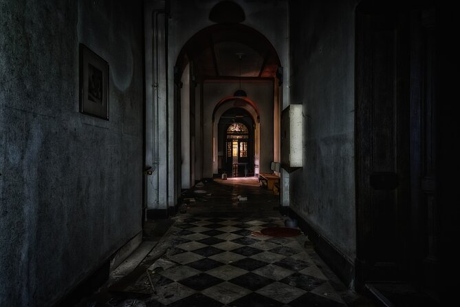 Spooky Strand Ghost Tour - Stop two: the Tremont House and its permanent residents