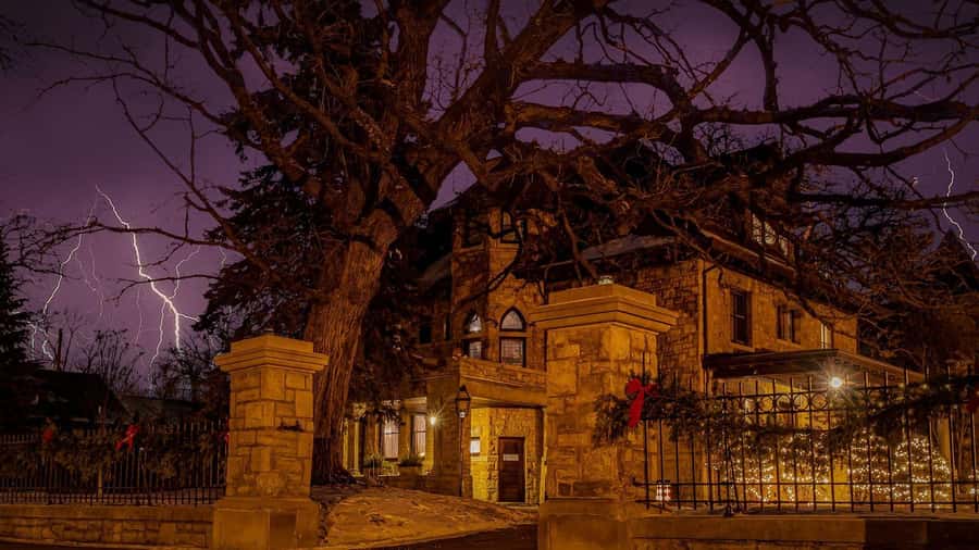 St. Paul: Twin Cities Haunts Ghost Walking Tour - Misery, mayhem, and murder in a compact mile