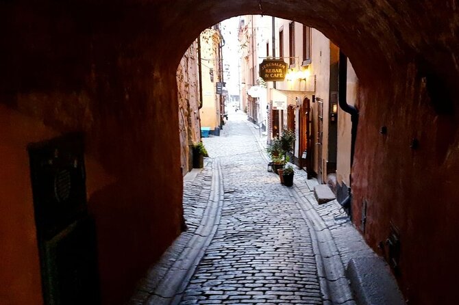 Stockholm Ghost Hunt: Self-Guided Tour and Puzzle Adventure - Storkyrkobrinken and the old church quarter