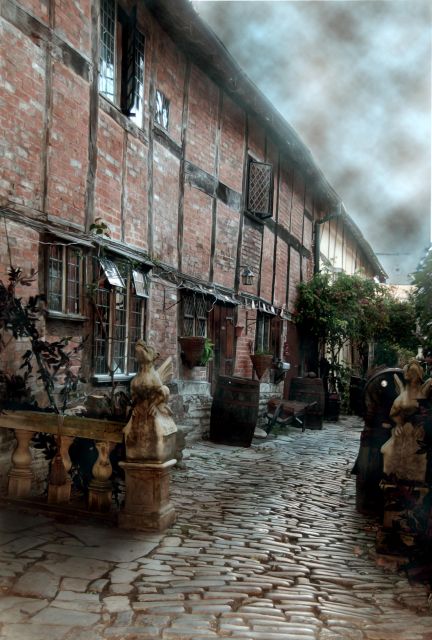 Stratford-upon-Avon: Lantern-Lit Ghost Tour at Tudor World - The guides make or break the evening