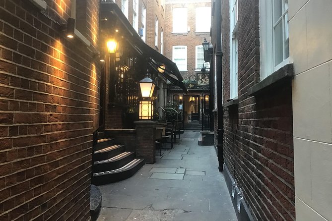 The Ghosts of the secret alleyways of old London town - Old pubs and ghosts after closing time
