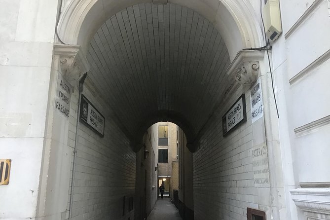 The Ghosts of the secret alleyways of old London town - Ending at Smithfield Market