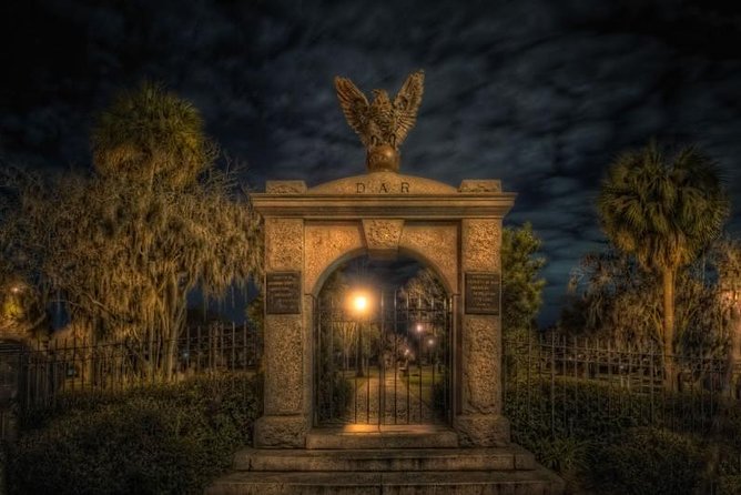 The Grave Tales Ghost Tour in Savannah - Walking through the Historic District
