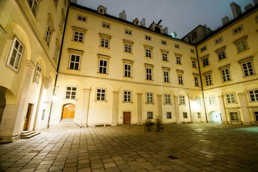 Vienna: Ghosts and Legends Guided Nighttime Walking Tour - What the two-hour format feels like