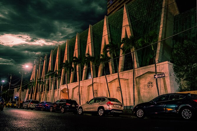 Waikiki Ghost Tour: Torches & Terrors - The guides make the difference