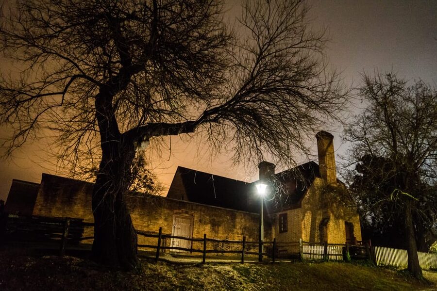 Williamsburg: Colonial Ghosts Haunted Pub Crawl - How the guides shape the experience