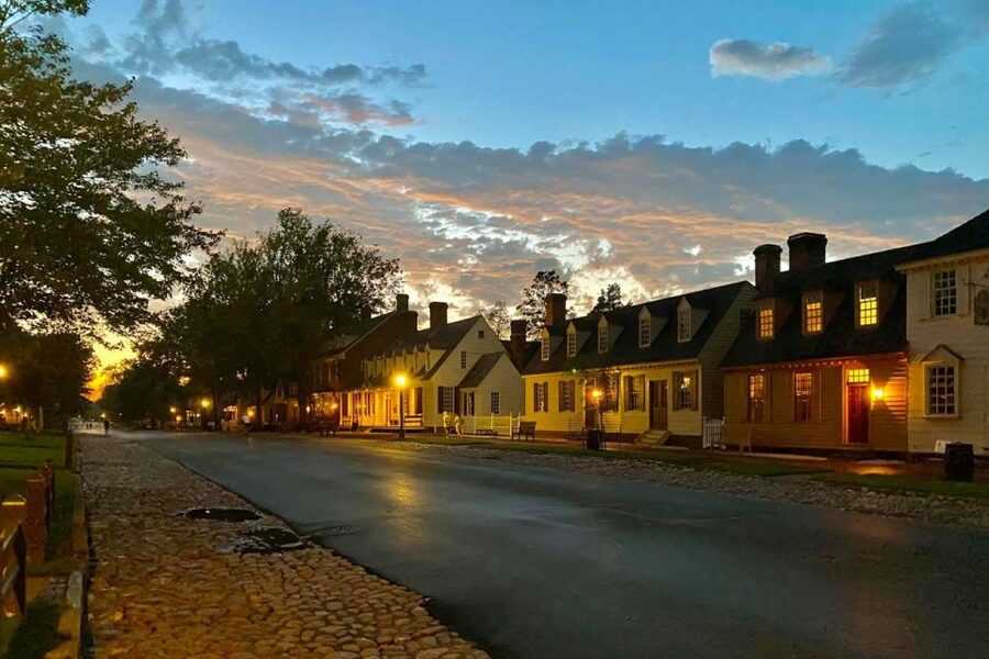 Williamsburg: Haunted Ghosts, Witches, and Pirates Tour - Storytelling, reenactments, and audience participation